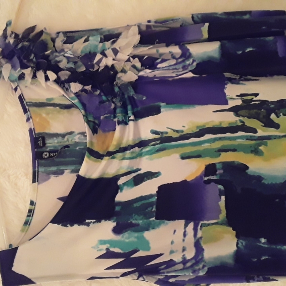 Sleeveless multi-colored top with shoulder style